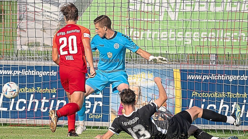 Hankofens David Vogl schaut dem Ball hinterher, der zum zwischenzeitlichen 2:0 im Würzburger Tor landet. Am Ende gewinnen die Niederbayern mit 2:1 und rücken auf Platz drei der Bayernliga-Tabelle.