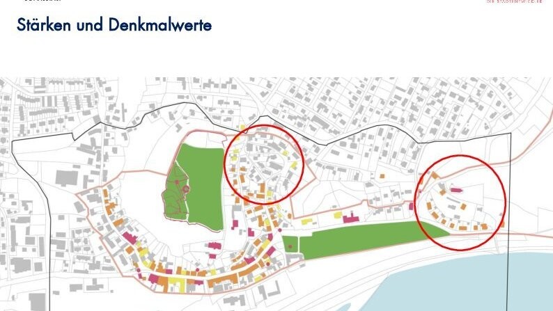 Die Grafik zeigt den Gebäude-Bestand des Ensembles rund um den Burgberg mit Prüll- und Wörther Straße sowie dem Oberen Markt. Dieser (roter Kringel oben) ist nicht mehr im denkmalpflegerischen Sinne zu retten. Angetan waren die Stadtentwickler von der homogenen Bebauung am östlichen Ortseingang (roter Kringel rechts).