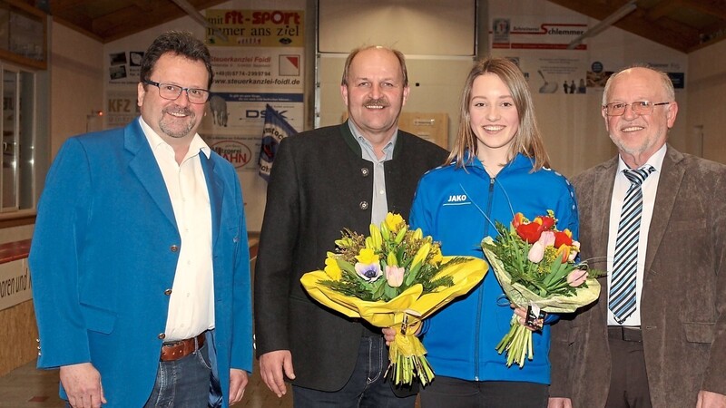 Alina Mayer mit Vorsitzenden Manfred Mayer (l.) sowie Bürgermeister Ludwig Bindhammer (r.) und zweitem Bürgermeister Ludwig Eisgruber (2.v.l.).