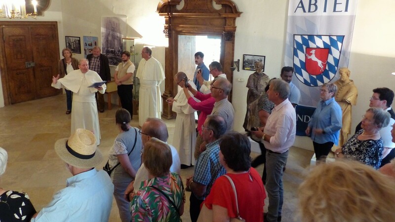 Viele interessierte Zuhörer verfolgten aufmerksam die Ausführungen von Pater Thomas (Bildmitte) bei der Führung durch die Ausstellung.