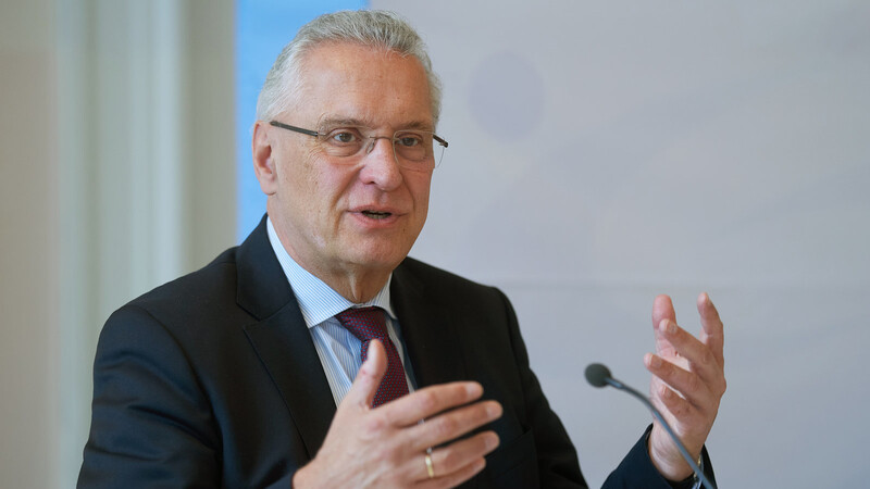 Der bayrische Innenminister Joachim Hermann hat am Montag die Medaille für Verdienste um die Innere Sicherheit an zwei Ostbayern
