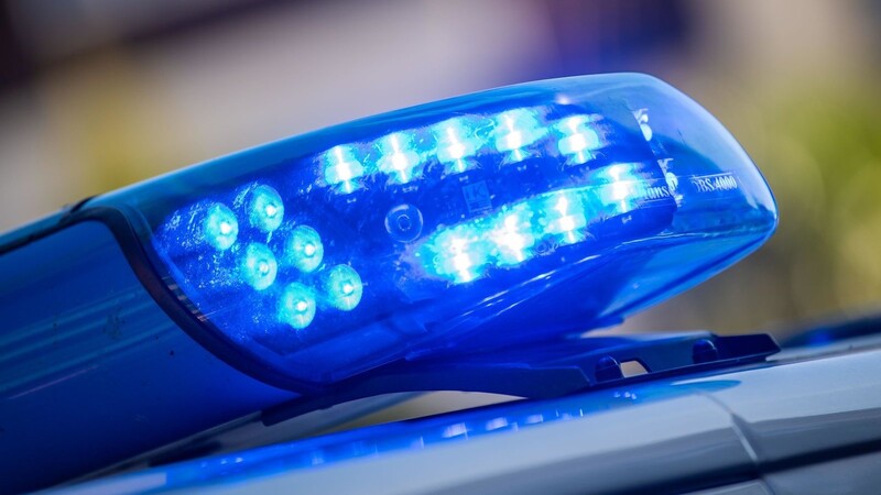 Fünf Menschen sind bei einem Unfall auf der Bundesstraße 85 bei Metten verletzt worden.