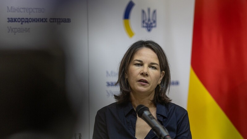 Bundesaußenministerin Baerbock hat der Ukraine weitere Unterstützung zugesichert.