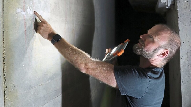 Brückeningenieur Dominik Stegbauer zeigt einen markierten Riss im Inneren.