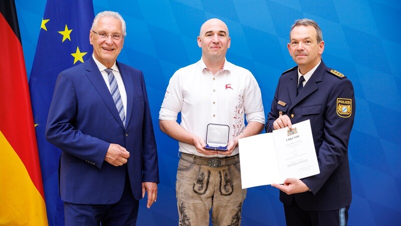 Florian Kohler (Mitte) wurde mit Courage-Medaille ausgezeichnet. Mit im Bild Innenminister Joachim Herrmann und Landespolizeipräsident Michael Schwald.