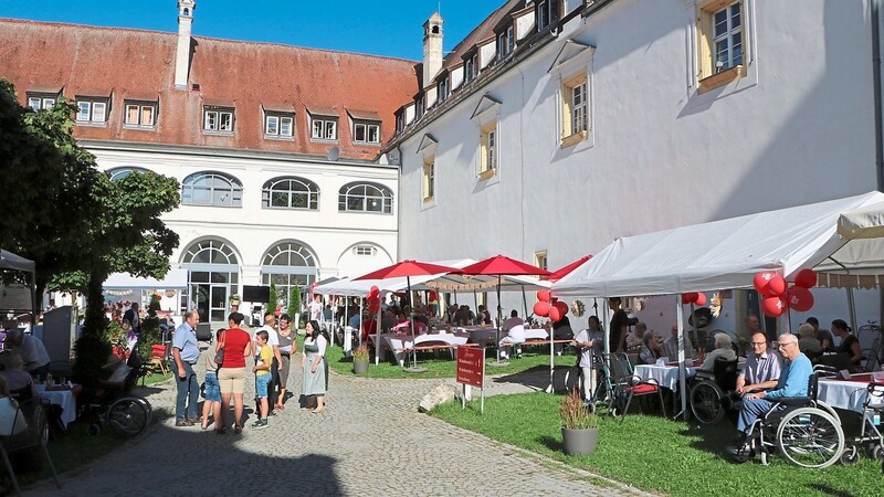 Rund 200 Festteilnehmer trafen sich im Schlosshof.