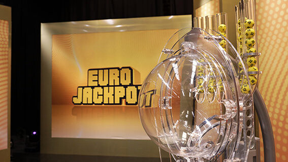 Ein noch unbekannter Lottospieler hat mit seinem in Oberbayern abgegebenen Schein fast 74 Millionen Euro gewonnen.