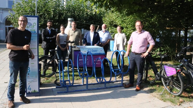 Vertreter der beteiligten Partner und der Stadt stellen das E-Bike und Lastenrad-Sharing-System vor.