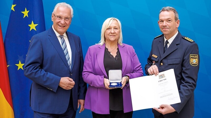 Michaela Schafstadler erhielt die Courage-Medaille samt Urkunde aus den Händen von Bayerns Innenminister Joachim Herrmann (links) und Landespolizeipräsident Michael Schwald.
