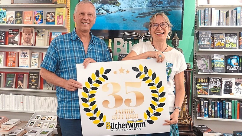 Christian und Johanna Röhrl feiern 35 Jahre Bücherwurm. Sie hatten als Quereinsteiger mit einem ersten Laden in Königswiesen begonnen.
