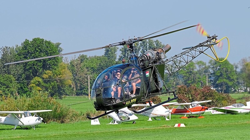 Die Besucher des Flugplatzfestes konnten sich zwischen Hubschrauber,...