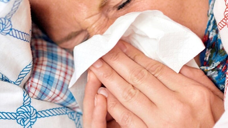 Grippeerkrankte klagen meist über Fieber, Husten sowie Glieder- und Kopfschmerzen. Immer mehr Menschen lassen sich dagegen impfen. Daher sinkt vermutlich auch die Zahl der Grippepatienten.
