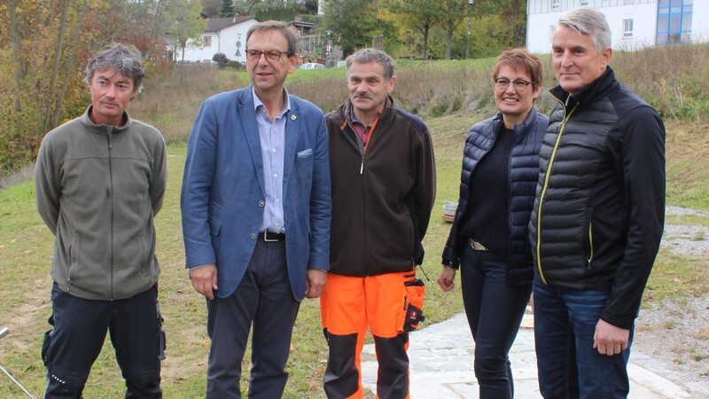 Konrad Gmach (v.li.), Bürgermeister Franz Wittmann, Michael Fuhrmann, Friederike Wurm von der Firma Zankl und Heinrich Lerch stellten das Regenüberlaufbecken im Schellererpark vor.