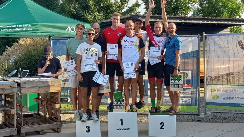Die Staffelsieger beim Oberpfälzer Seenland Triathlon mit dem Trio Cham als Sieger in der Mitte.