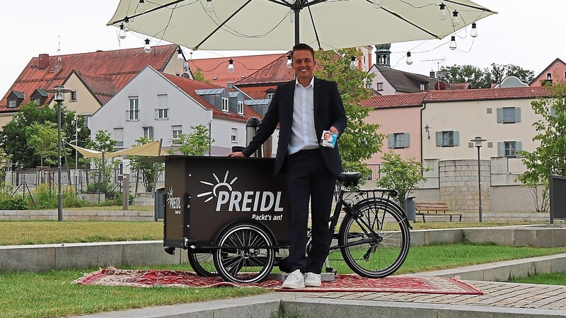 Julian Preidl kann Wahlkampf. Mit seinem Coffee-Bike tourt er derzeit durch den Landkreis und wirbt um Stimmen.