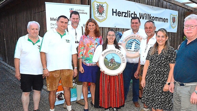 Die Eröffnungsscheibe sicherte sich Maria Weitzenbeck von "Eichenlaub" Oberhinkofen und die "Kreistags-Scheibe" der Pfakofener Bürgermeister Christian Gangkofer.