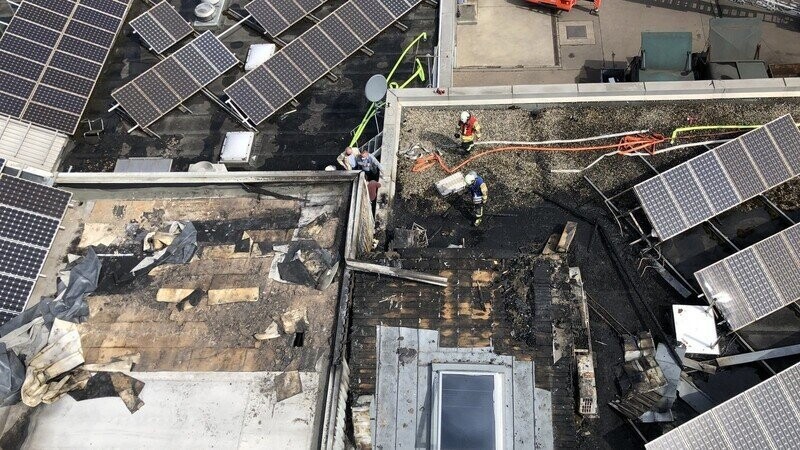 Der Brand im April 2021: Die Werkstatt, die darin untergestellten Fahrzeuge und eine auf dem Dach installierte Photovoltaikanlage wurden damals schwer beschädigt.
