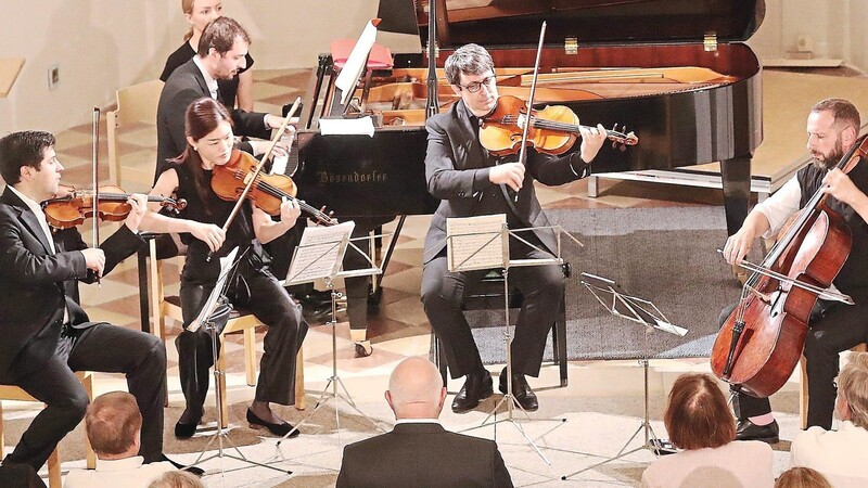 Nach einer erfolgreichen Premiere soll das Landshuter Kammermusikfestival im kommenden Jahr fortgesetzt werden. Erneut unter der künstlerischen Leitung von Mikhail Pochekin (im Bild links, auf der Bühne des Kammermusikfestivals).