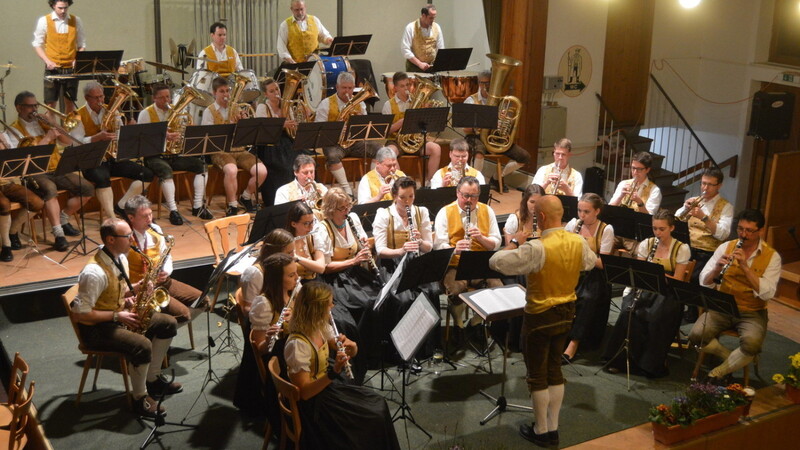 Die Musikanten des großen Blasorchesters und ihr Dirigent Ralf Remiger freuen sich über regen Besuch bei ihrem Frühjahrskonzert.