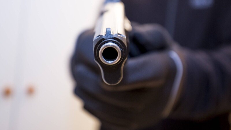 In Passau hat am Mittwoch ein unbekannter Mann einen Taxifahrer mit einer Waffe bedroht. (Symbolbild)