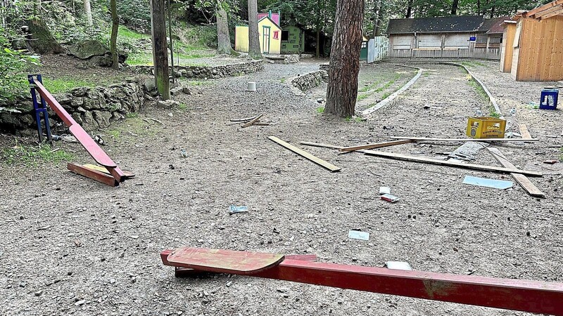 Die Täter hinterließen im Zuschauerbereich der Waldbühne ein Trümmerfeld.