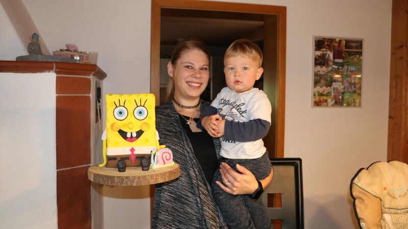 Susanne Multerer mit ihrem Sohn und dem essbaren "Spongebob"