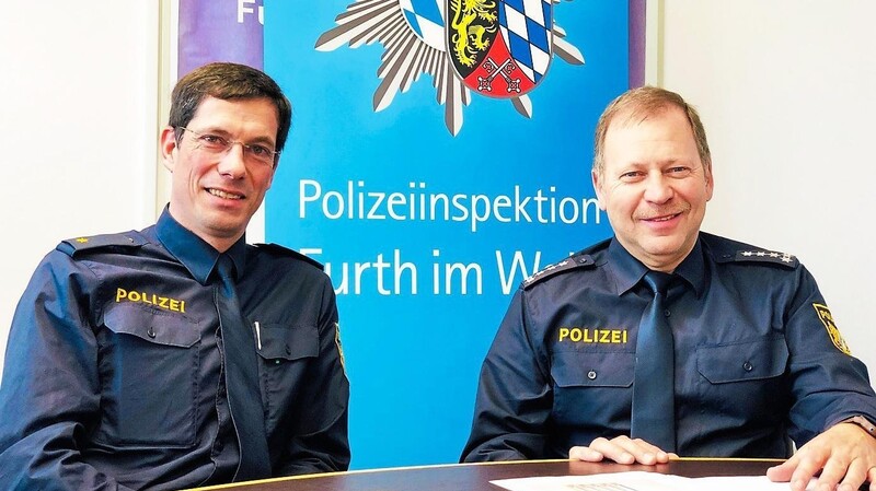 Mit 535 Unfällen hat sich die Verkehrsstatistik im Raum Furth im Wald leicht verbessert. PI-Leiter Vincent Bauer (links) und dessen Stellvertreter Ludwig Kreitl zeigten sich darüber in der Pressekonferenz erfreut.