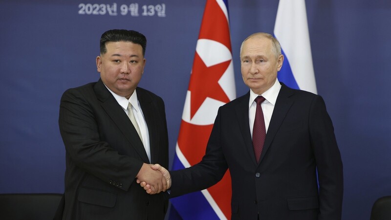 Wladimir Putin (r.) und Kim Jong Un demonstrieren bei einem Treffen Einigkeit.