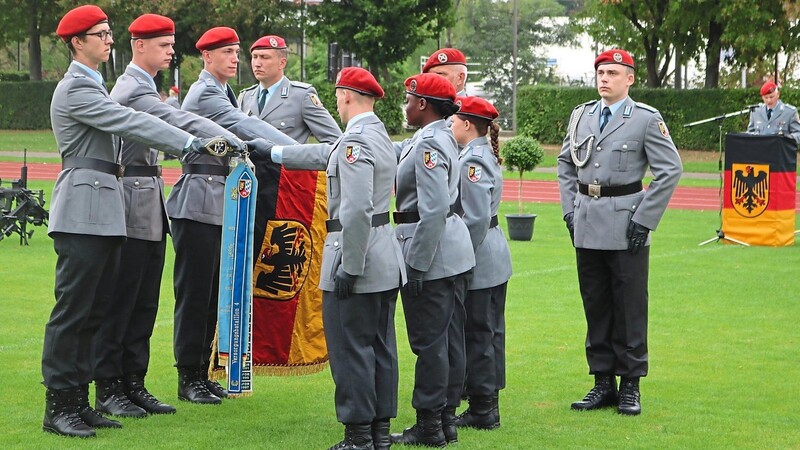 Sie geloben die Treue zur Bundesrepublik: Die sechs Rekruten legen ihre Hand auf die Fahne.
