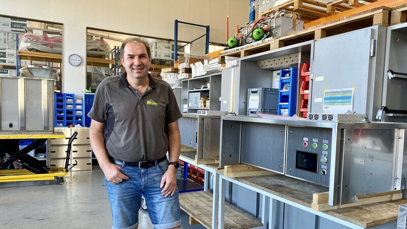 Der gelernte Schlosser Manfred Rücker vor einem Schaltschrank für Bahnküchen in der Produktionshalle: Er ist Geschäftsführer der (noch) Viechtacher Firma Stahl Bahnküchen. Demnächst wird das Unternehmen jedoch in eine Nachbargemeinde umziehen.