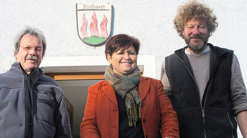 Ortsheimatpfleger Robert Böck, Bürgermeisterin Irmgard Sauerer und zweiter Bürgermeister Franz Löffl vor dem Brennberger Rathaus.