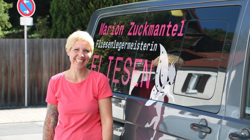 Marion Zuckmantel vor ihrem VW-Transporter.