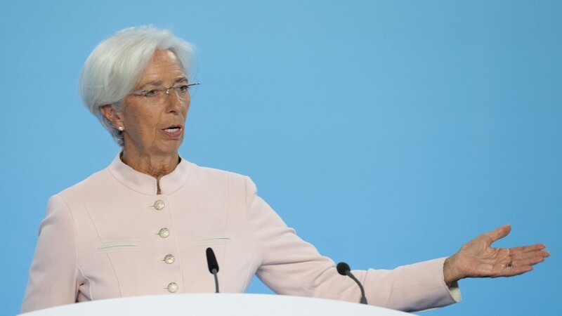 Christine Lagarde, Präsidentin der Europäischen Zentralbank (EZB), beantwortet auf der Pressekonferenz Fragen von Journalisten. Die EZB hebt den Leitzins um weitere 0,25 Prozentpunkte auf 4,5 Prozent an. Der EZB-Rat beschloss damit am Donnerstag in Frankfurt die zehnte Zinserhöhung in Folge seit Juli 2022.