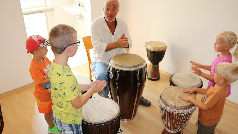 Rhythmische Früherziehung: Trommeln fördert bei den Kindern Motorik und Kreativität. In dem Kurs wird aber nicht nur getrommelt, sondern auch gesungen, getanzt oder Rollenspiele gemacht.