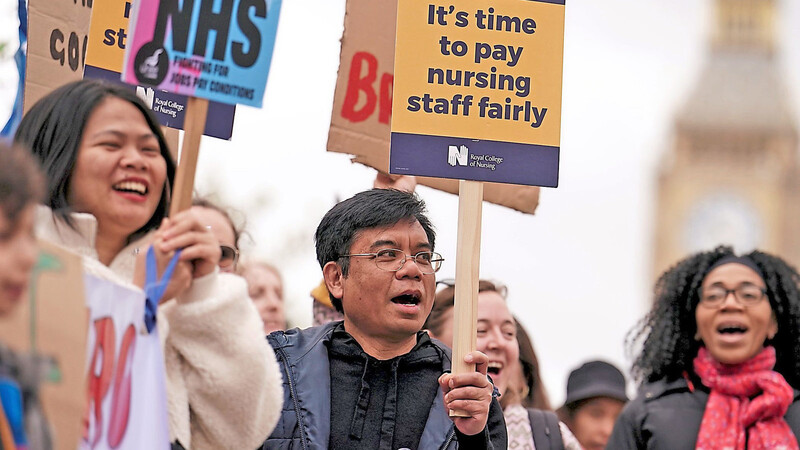 Im vergangenen Jahr streikten bereits zahlreiche Klinikmitarbeiter in England und forderten stärkere Lohnerhöhungen.