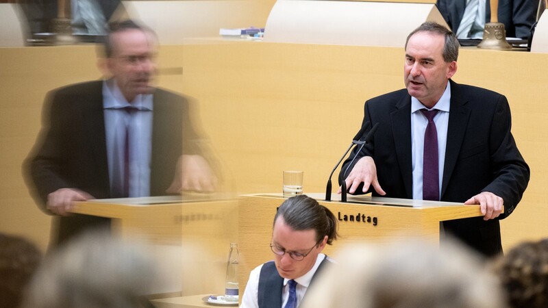 Bayerns Wirtschaftsminister Hubert Aiwanger macht im Landtag auch Werbung für den Biotechnologie-Standort Straubing.