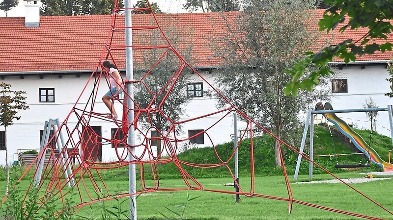 Ein Herz für Kinder zeigte der Gemeinderat Baierbach, als er für den ohnehin großzügigen Spielplatz in der Ortsmitte eine Seilpyramide anschaffte, die begeistert angenommen wird.