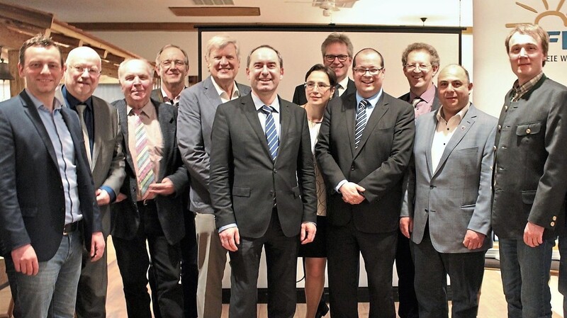 Die neu- und wiedergewählten Gremiumsmitglieder des Kreisverbandes sowie der Kreisvereinigung zusammen mit ihrem Gastredner, dem stellvertretenden Ministerpräsidenten Hubert Aiwanger (6. v. l.).