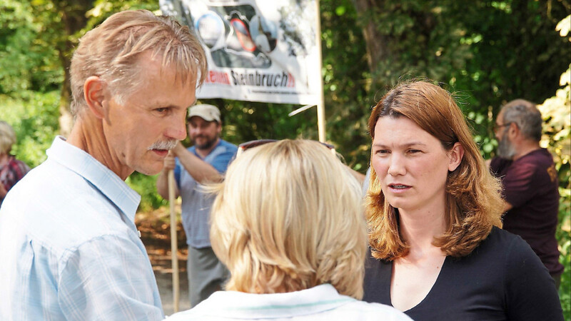 2016 besuchte Landrätin Tanja Schweiger (rechts) den Thiergarten, sie sprach mit Bürgermeisterin Elisabeth Kerscher (Mitte) und mit dem Anwohner Paul Wiethaler (links). Die Stimmung war angespannt - und ist es noch.