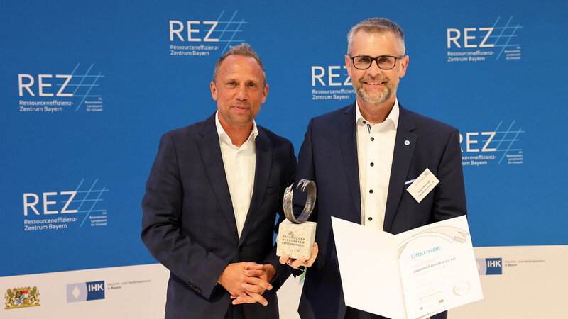 Umweltminister Thorsten Glauber (l.) übergibt den Preis an August Wanninger, bei der Firma Linhardt zuständig für "Sustainability & Innovation"