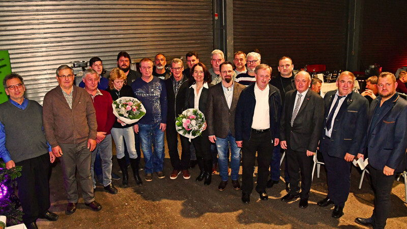 20 langjährige Mitarbeiterinnen und Mitarbeiter konnten Franz (3.v.r.) und Wolfgang Wurzer (r.) bei der Weihnachtsfeier der Unternehmensgruppe besonders ehren.
