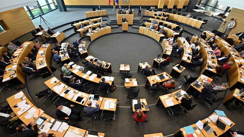 CDU, AfD, FDP und Fraktionslose hatten am Donnerstag im Thüringer Landtag eine Absenkung der Grunderwerbssteuer von 6,5 Prozent auf 5 Prozent beschlossen - gegen den Willen der rot-rot-grünen Regierungskoalition.