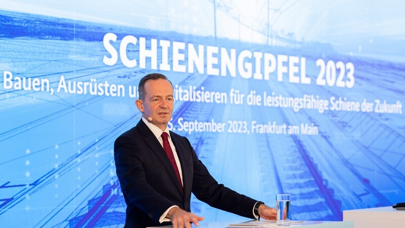 Volker Wissing (FDP), Bundesminister für Digitales und Verkehr, spricht zu Beginn des Schienengipfels. Die milliardenschwere Sanierung des deutschen Bahnnetzes steht im Mittelpunkt.