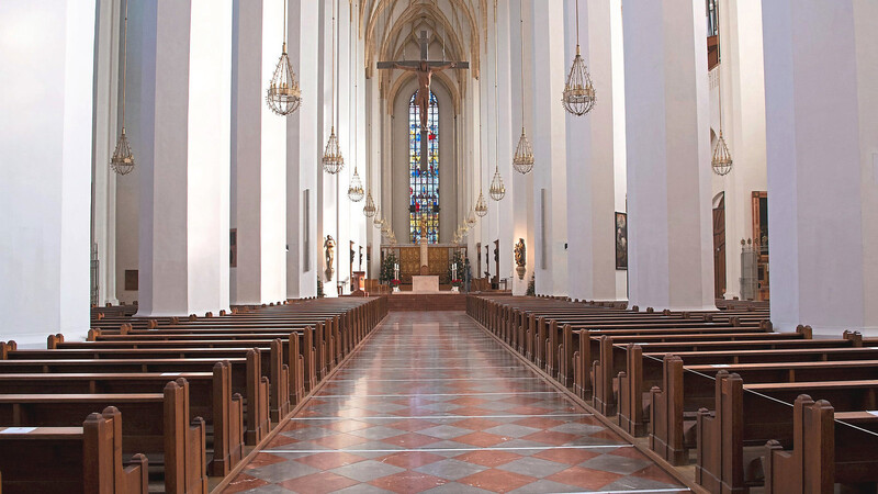 Leere Kirchenbänke in der Frauenkirche in München: Der katholischen Kirche laufen die Gläubigen zu Tausenden davon.