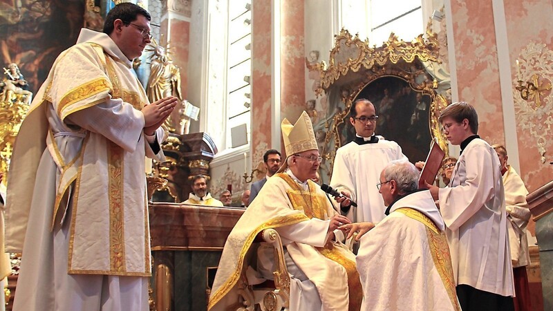 Aus den Händen von Bischof Rudolf Voderholzer empfing der neue Mettener Abt die Insignien seines Amtes.