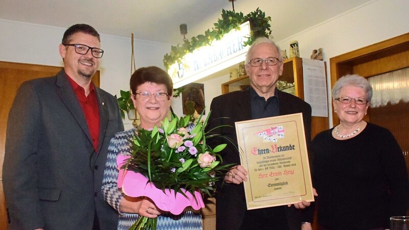 Erwin Heigl ist nun Ehrenmitglied des 1. FC Rötz. Mit ihm freuen sich FC-Vorsitzender Gerhard Hofmann, Gattin Ingrid und Tennisabteilungsleiterin Maria Drexler (von links).