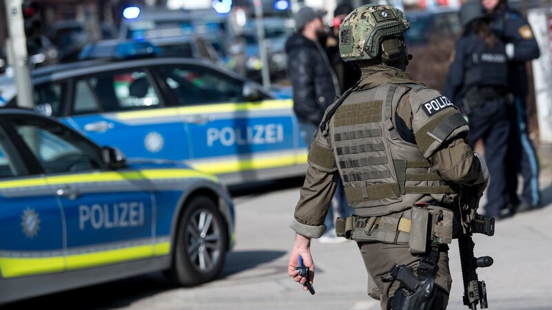 Schüsse am Donnerstagvormittag auf einer Baustelle in München! Dabei wurden zwei Menschen getötet. Ein Großaufgebot von Polizei und SEK waren in dem Stadtteil Au im Einsatz.