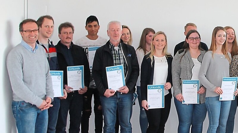 Die Teilnehmer der Azubirotation 2018 bekamen von Landrat Christian Bernreiter (rechts) eine Urkunde.