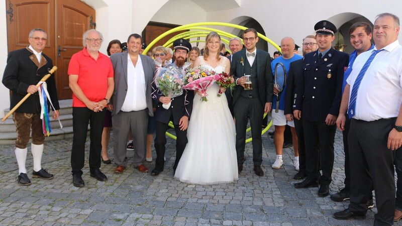Das Brautpaar Tobias und Susanne Nemmer mit den Vorständen der Vereine, mit im Bild links Hochzeitslader Thomas Klein.