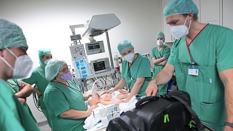 Oberarzt Dominik Einwag bei einer Schulung zur Wiederbelebung von Säuglingen.  Foto: Harald Heckl/Ilmtalklinik